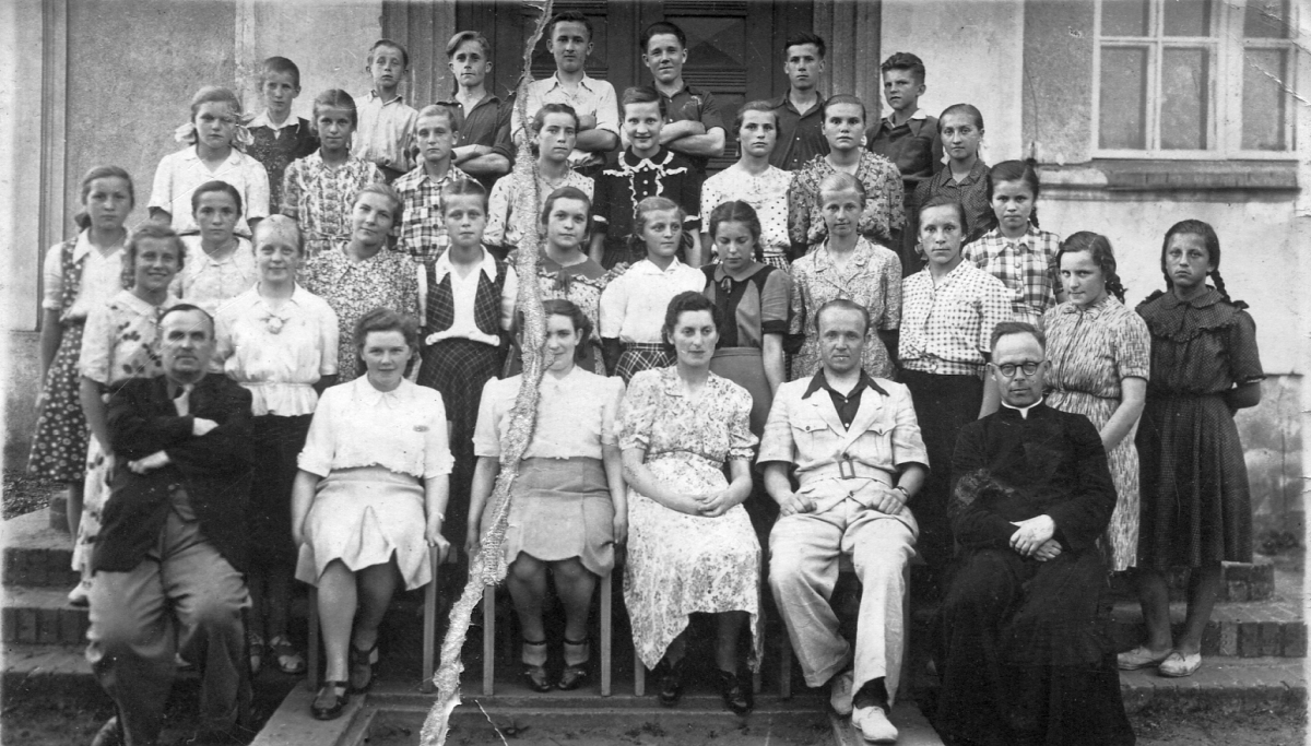 absolwenci i nauczyciele szkoly podstawowej w zbierski 1951 rok